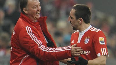 FC Bayern München: Freunde? Bayern-Trainer van Gaal (l.) und Franck Ribéry bei dessen Auswechslung.