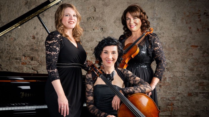 Kultur-Festival: Das "Trio Gemma" spielt in der Mohr-Villa mit Geige, Violoncello und Klavier Klassisches mit Einflüssen aus der Volksmusik.