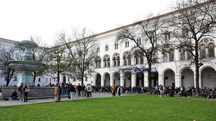 Hochschulen in München: Mit der Waffe im Hörsaal: Nachdem ein bewaffneter Student abgeführt worden ist, lässt die Unruhe an der Ludwig-Maximilians-Universität nicht nach.