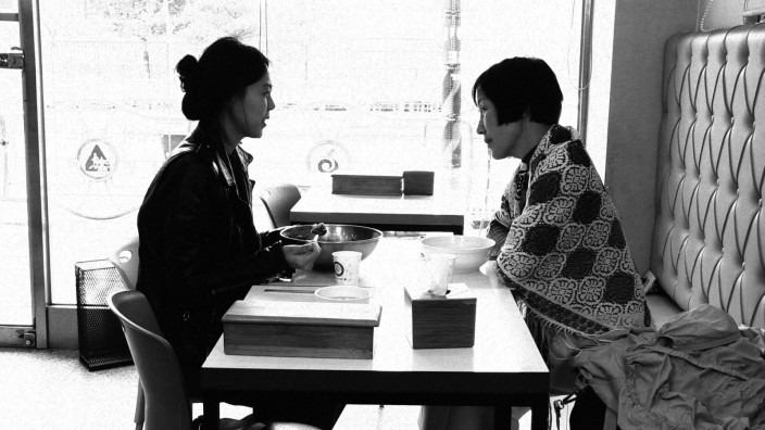 "Die Schriftstellerin, ihr Film und ein glücklicher Zufall" im Kino: Erst mal einen Kaffee trinken, der Rest wird folgen: Kim Minhee (links) und Lee Hyeyoung in "Die Schriftstellerin, ihr Film und ein glücklicher Zufall".