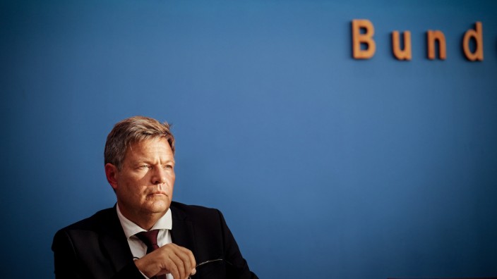 Elmos und Hamburger Hafen: Wirtschaftsminister Robert Habeck möchte untersagen, dass die Dortmunder Firma Elmos ihre Chipfertigung verkauft. Der Verkauf gefährde die öffentliche Sicherheit und Ordnung.