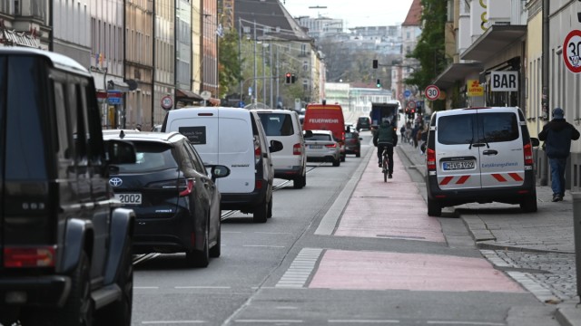 Verkehrspolitik: Die Situation in der Fraunhoferstraße heute: 2,30 Meter breite Streifen für Radfahrer, aber keine markierten Flächen für Lieferfahrzeuge.