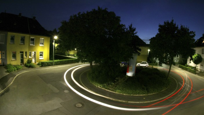 Straßenbeleuchtung: Einfach das Licht abschalten, um Energiekosten zu sparen? So einfach geht das im Straßenverkehr nicht überall. Deshalb tüfteln viele Kommunen an praktikablen Lösungen.