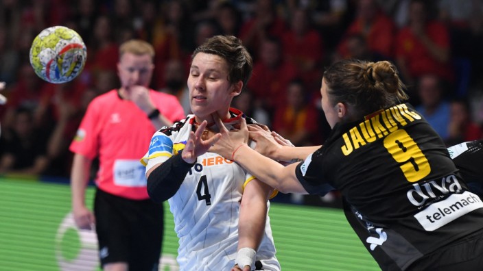 Handball-EM der Frauen: Zupackend: Alina Grijseels wird von Verteidigerin Djudjina Jaukovic auf effektive Weise gebremst.