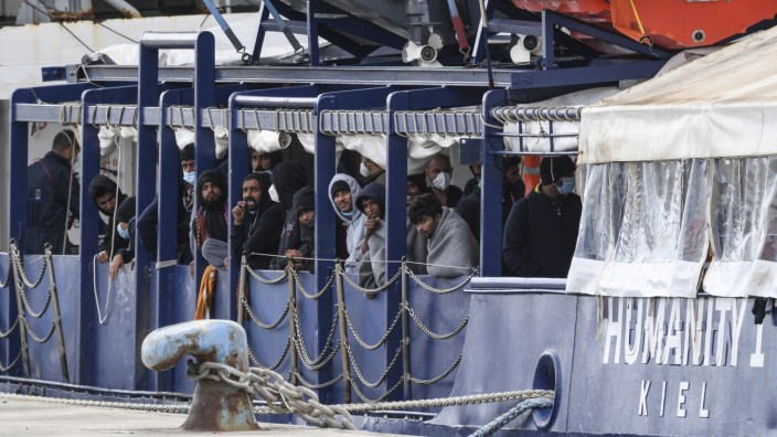 Migrationspolitik: Flüchtlinge an Deck der "Humanity 1" im Hafen von Catania auf Sizilien. Das Schiff wird von der Organisation SOS Humanity betrieben.