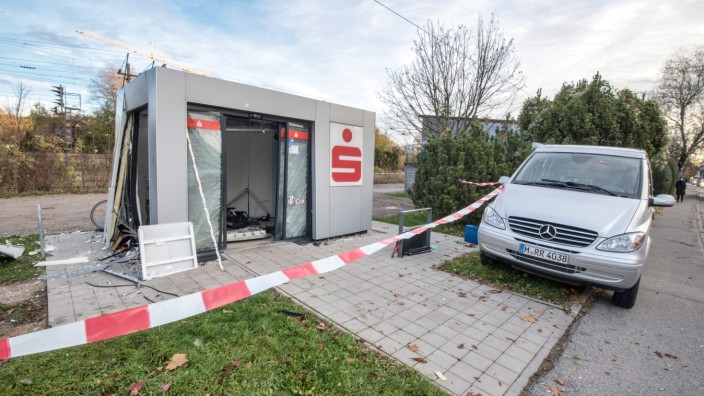 Gesprengte Geldautomaten: Ort der Zerstörung: Der gesprengte Bankautomat der Sparkasse in Weßling.