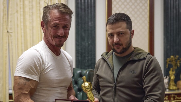Leute: Unterstützt den ukrainischen Präsidenten Wolodimir Selenskij: Schauspieler Sean Penn hat seit Kriegsbeginn bereits drei Mal die Ukraine besucht.