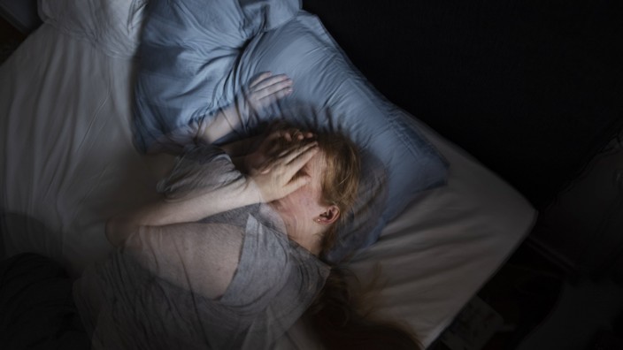 SZ-Gesundheitsforum: Nicht schlafen zu können, kann zur Qual werden. Wer unter einem schlechten Nachtschlaf leidet oder am Tag nicht leistungsfähig ist, sollte sich professionelle Hilfe suchen.