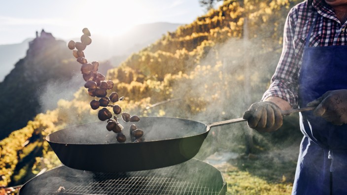 Italien: Gebratene Kastanien, Keschten genannt, gehören im Herbst zu jeder Einkehr in einem Buschenschank - aber es gibt noch viel mehr Köstliches.