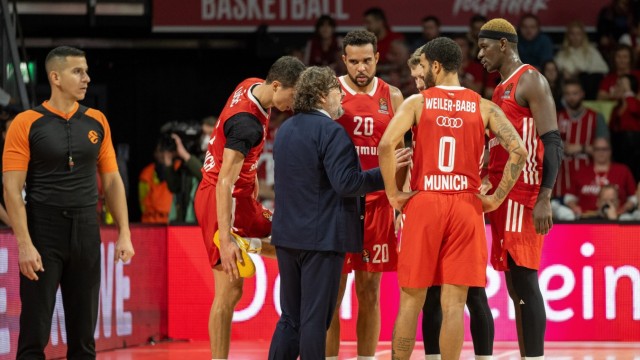 Basketball: break for consultation: coach Andrea Trinieri instructs his team, right Isaac Bonga.
