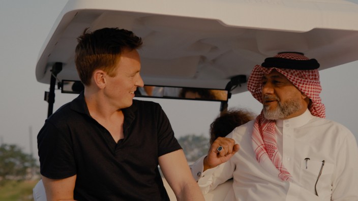 Diskriminierung: Ein Geheimnis hat er jedenfalls nicht aus seiner Haltung gemacht: Katars WM-Botschafter Khalid Salman, hier unterwegs mit ZDF-Reporter Jochen Breyer.