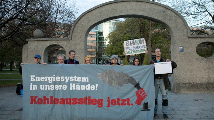 Protest: "90 Prozent Ökostrom für München": Diese Werbung sei irreführend, so die Kritik an den Stadtwerken, hier unmittelbar vor der SWM-Zentrale vorgetragen.