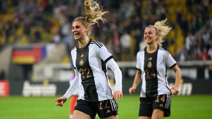 Frauenfußball: In diesem Sommer geht es für Jule Brand (links) und das deutsche Nationalteam nach Australien und Neuseeland - in vier Jahren möchte der DFB die Weltmeisterschaft gerne nach Deutschland holen.