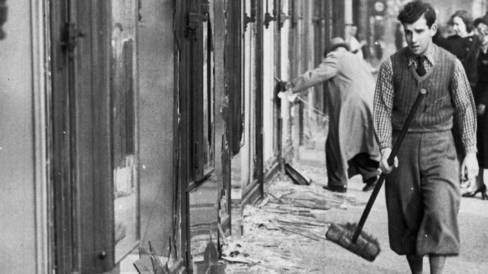 Geschichte: Aufräumen nach den antijüdischen Pogromen in der Nacht des 9. November 1938 - Straßenszene aus Berlin.