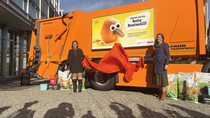 Umweltschutz: Kaum zu übersehen: Bürgermeisterin Verena Dietl und Kommunalreferentin Kristina Frank beim Start der Kampagne, die unter anderem Fahrzeugplakate auf Müllfahrzeugen vorsieht.
