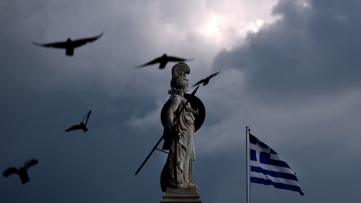 Europäische Union: Griechische Fahne im Zentrum von Athen: Das Land ist hoch verschuldet. Eine Reform des Stabilitätspakts soll der Regierung nun mehr Zeit geben.