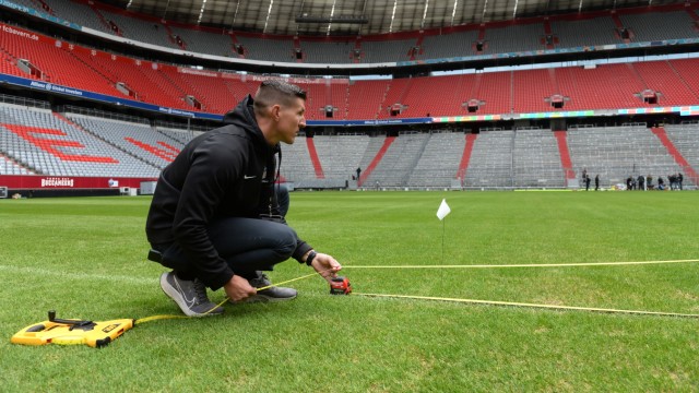 NFL-Gastspiel in München: Maß anlegen, damit die Linien fürs Spielfeld gezogen werden können.