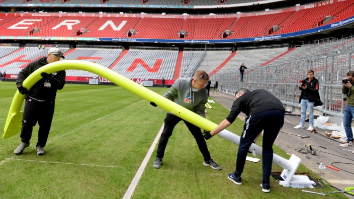NFL-Gastspiel in München: Besonders wichtig, damit das Gastspiel der National Football League (NFL) klappen kann: die Goal-Posts werden in der Münchner Arena errichtet.