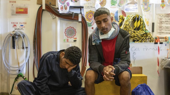 Bootsflüchtlinge in Italien: Zwei Migranten warten in Catania an Bord des Rettungsschiffs "Geo Barents" auf die Erlaubnis, von Bord gehen zu dürfen.