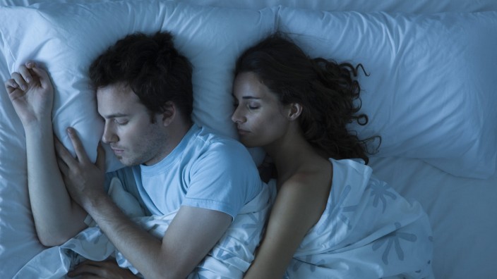 SZ-Gesundheitsforum: Ist es gut für den erholsamen Schlaf, gemeinsam zu schlafen? Oder stört der Partner nur? Kommt darauf an, sagen Experten.
