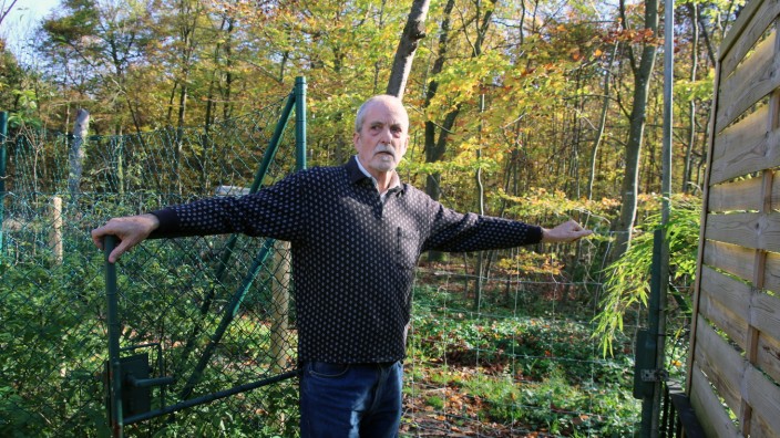 Streit um Waldzugang: Wegen eines Zauns unmittelbar vor seinem Gartentor ist der Weßlinger Bernd Kirsch mit den Förstern der Diözese über Kreuz.