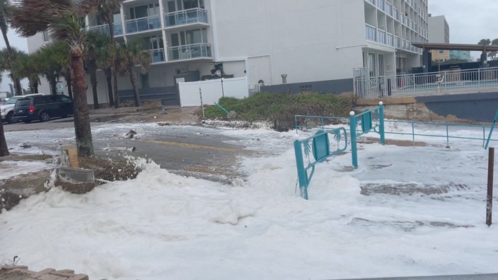 Unwetter: Heftiger Regen und hohe Wellen in Daytona Beach, das bereits von Hurrikan "Ian" verwüstet wurde.