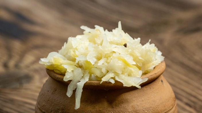 Elsässer Küche: Sehr gesund: Sauerkraut im Tontopf fermentiert.