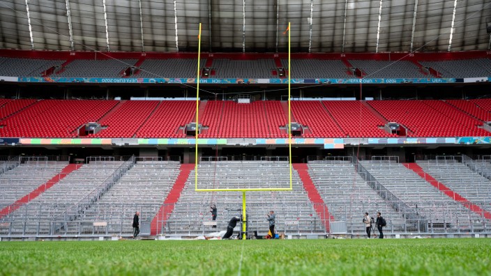 NFL in München: Tampa Bay Buccaneers gegen Seattle Seahawks: Die NFL gastiert in München, wo Arbeiter ein Football-Tor in der Fröttmaninger Arena installieren.