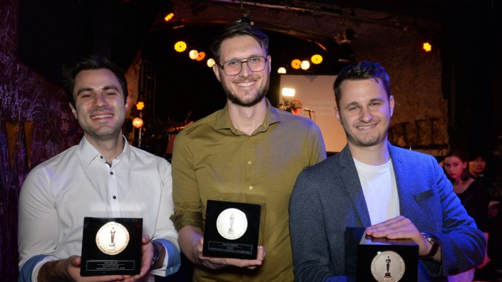 Hochschule für Fernsehen und Film: Anerkennung aus Los Angeles: Nils Keller, Simon Denda und Welf Reinhart (von links) mit ihren Studenten-Oscars.