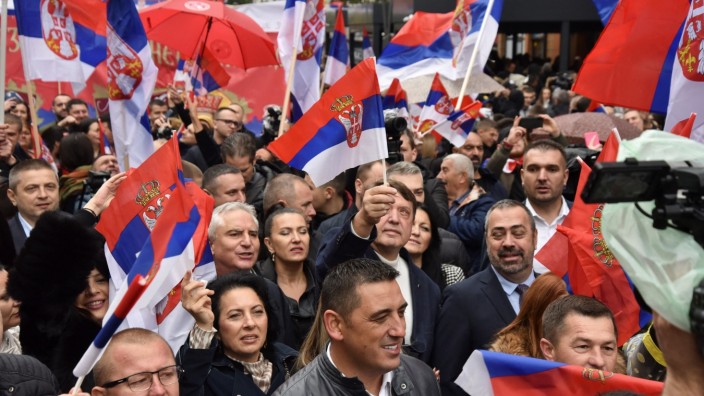 Kosovo: In Mitrovica solidarisieren sich Angehörige der serbischen Minderheit mit den Amtsträgern, die aus Protest gegen Pristina zurücktreten.