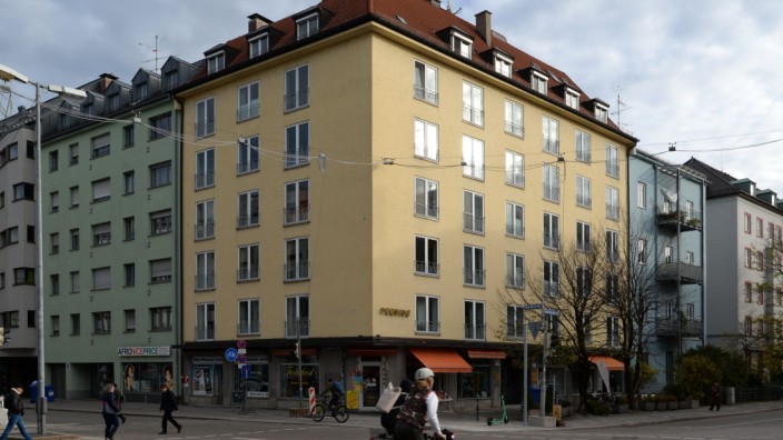 Immobilie in der Pettenkoferstraße: Das Mietshaus an der Pettenkoferstraße verfügt über 13 Wohnungen und Gewerbeeinheiten.