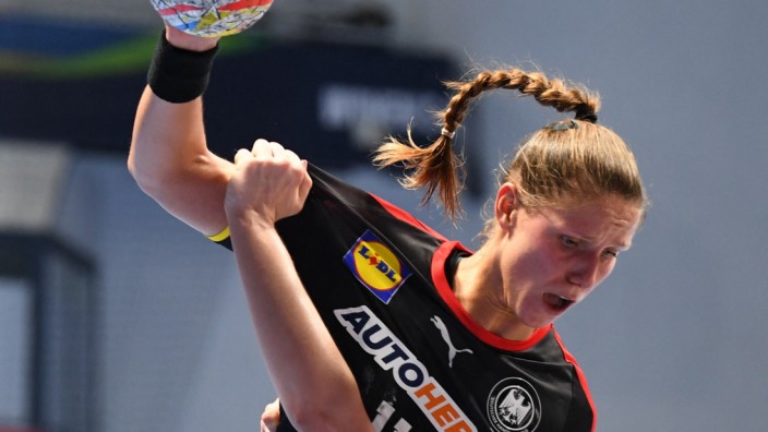 Handball-EM: Aus dem Gleichgewicht geraten: Die deutschen Handballerinnen um Xenia Smits bekamen immer größere Probleme, je länger das Turnier bislang dauerte.