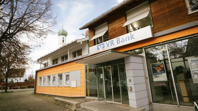 Einzelhandel: Von der Filiale der VR-Bank ist nur noch der Geldautomat übrig.