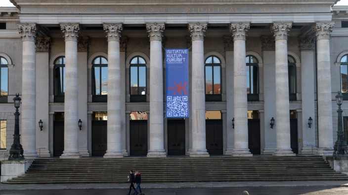 Kulturpolitik: Mit einer Plakataktion an verschiedenen kulturellen Institutionen, hier der Bayerischen Staatsoper in München, machte die neu gegründete Initiative "Kulturzukunft Bayern" auf ihr Anliegen aufmerksam.