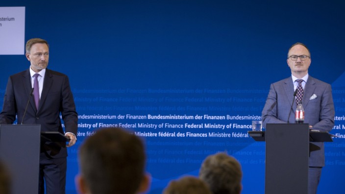 Wirtschaftsweise: Minister Christian Lindner (links) und Ökonom Lars Feld auf einer Pressekonferenz im Finanzministerium vor ein paar Monaten.