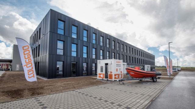 Wirtschaft im Landkreis Starnberg: Das neue Torqeedo-Hauptquartier: Verwaltung, Produktion, Entwicklung und Logistik sind nun unter einem Dach untergebracht.