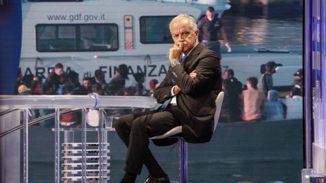 Bootsflüchtlinge: "Menschlichkeit, aber mit Entschlossenheit": der italienische Innenminister Matteo Piantedosi, hier im Studio für eine Fernsehsendung zum Thema der Migrantenschiffe.