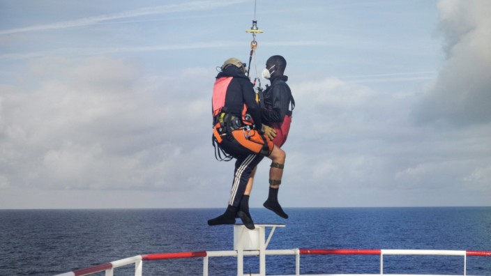 Bootsflüchtlinge: Am Donnerstag mussten schwerer Erkrankte per Hubschrauber von der "Ocean Viking" nach Korsika gebracht werden.