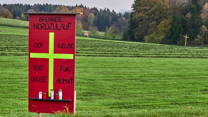 Grenzübergreifendes Verkehrsprojekt: Protestschilder und gelbe Kreuze gegen den Bau der Brenner-Nordzulauf Trasse 'Limone' nahe Dorfen.