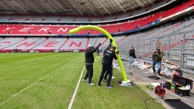 American Football in München: Umbauarbeiten in der Allianz Arena für das am Sonntag stattfindende NFL-Spiel.