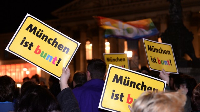 München: Etwa 250 Menschen versammelten sich zu einer Gegendemo auf dem Platz.