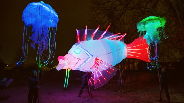 Tollwood-Winterfestival: Eine leuchtende Unterwasserwelt bringt das tschechische V.O.S.A. Theatre mit seinen Figuren auf das Tollwood-Gelände.