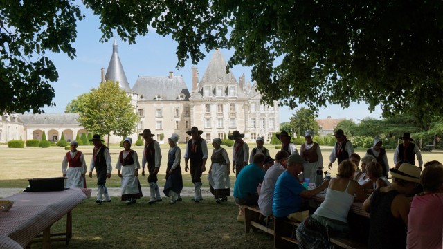 Ebersberg und die weite Welt: August 2018: Deutsche und Franzosen beim Picknick im Schlosspark des Schlosses von Azay le Ferron mit Tanzgruppe aus der Brenne, wo Azay le Ferron liegt.