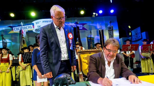 Ebersberg und die weite Welt: Im Jahr 2018 erneuern die beiden Bürgermeister Walter Brilmayer (links) und Bernard Gallot (rechts) anlässlich des zwanzigjährigen Bestehens den Partnerschaftsvertrag.
