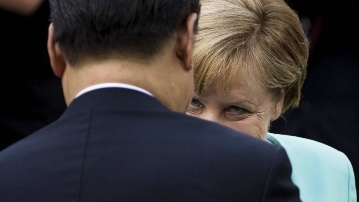 Merkels Russland- und Chinapolitik: Deutschlands Chinapolitik trägt Merkels persönliche Handschrift. Hier spricht sie mit Xi Jinping im Sommer 2017.