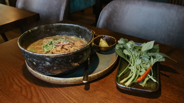Essen und Trinken im Fünfseenland: Suppen sind essenzieller Bestandteil in der Küche Vietnams, wie hier "Pho Bo" aus Rindfleisch, serviert mit frischen Kräutern.