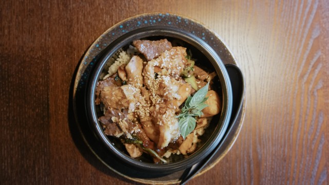 Essen und Trinken im Fünfseenland: "Com Nuong" heißt dieses Gericht aus gegrilltem Reis, Rindfleisch, Garnelen, Jakobsmuscheln und Hähnchen.