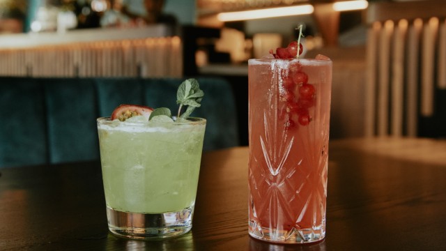 Essen und Trinken im Fünfseenland: Zum Konzept des "Kimora" gehören auch spezielle Cocktails wie der "Midori Fizz" (rechts) oder der "Kimora Highball".