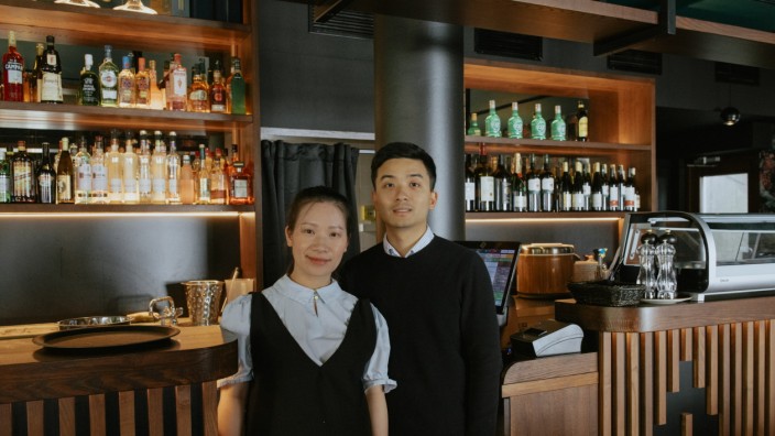 Essen und Trinken im Fünfseenland: Die Besitzer des neuen Restaurants "Kimora" in Utting: Minh Hieu Duong und seine Frau Thi Mai Lan Nguyen.