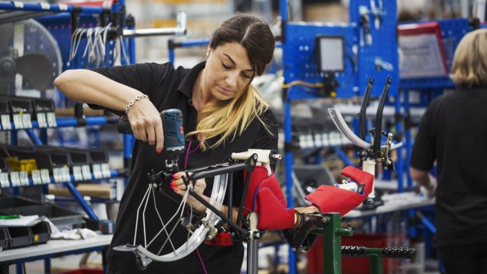 Sozialstaat: Eine Frau montiert ein Fahrrad. Das Bürgergeld hat eine Debatte ausgelöst, ob sich Arbeiten in Deutschland überhaupt noch lohnt. Ökonomen kommen zu dem Ergebnis: Ja.
